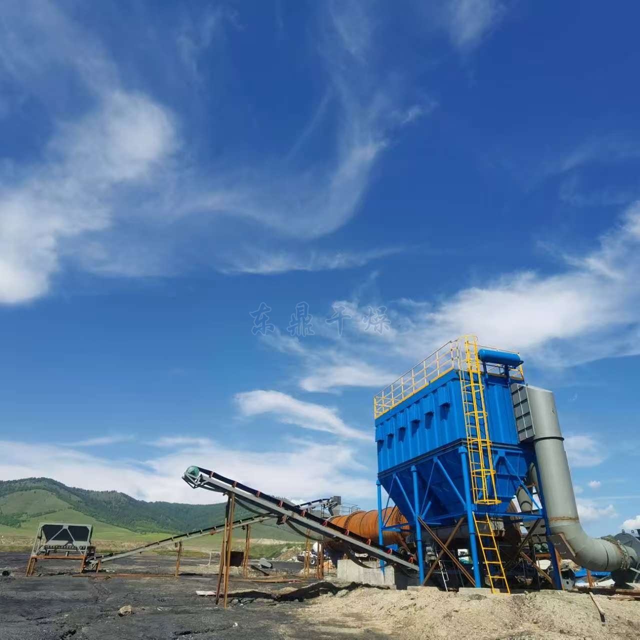 “天地遼闊草原美，實干奮進正當時”，在廣袤無垠的外蒙古草原上，一幅產業建設的壯闊畫卷正徐徐展開。東鼎干燥外蒙古大型原煤烘干機項目施工現場，機械轟鳴作響，建設者們熱情高漲，項目建設熱潮已然掀起，處處呈現